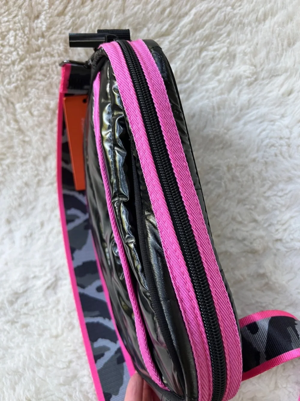 Haute Shore Drew Neoprene Crossbody Black Puffer Bag Pink piping camo strap NEW - Picture 10 of 10